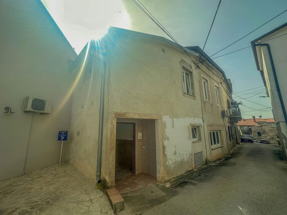 Casa nel centro di Brtonigla, con due appartamenti