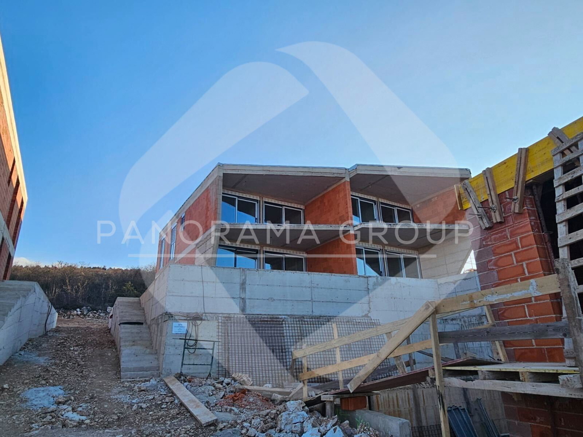 Jadranovo, Dvojna kuća con piscina privata