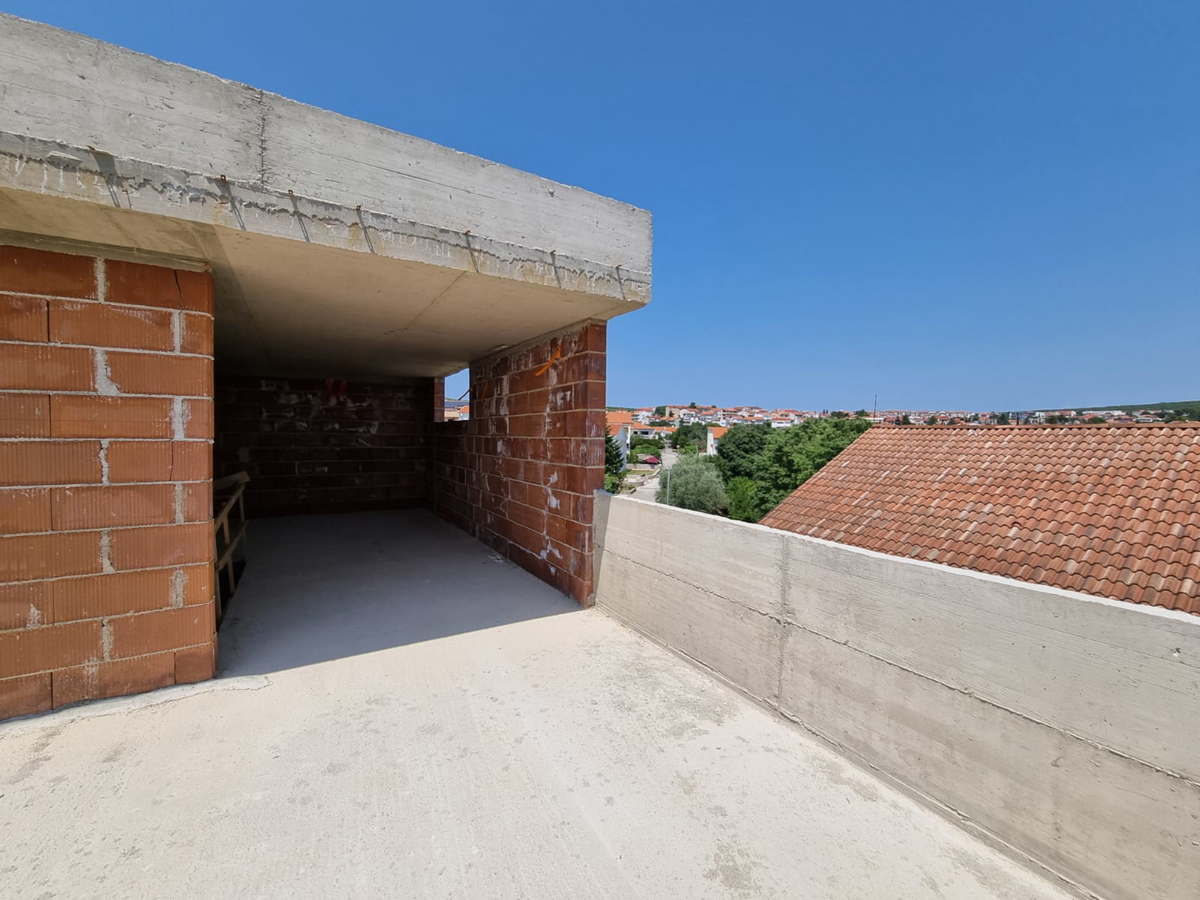 Nuova costruzione moderna su tre livelli al grezzo – centro di Krk, ottima opportunità