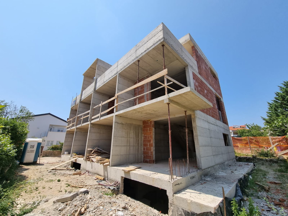 Nuova costruzione moderna su tre livelli al grezzo – centro di Krk, ottima opportunità