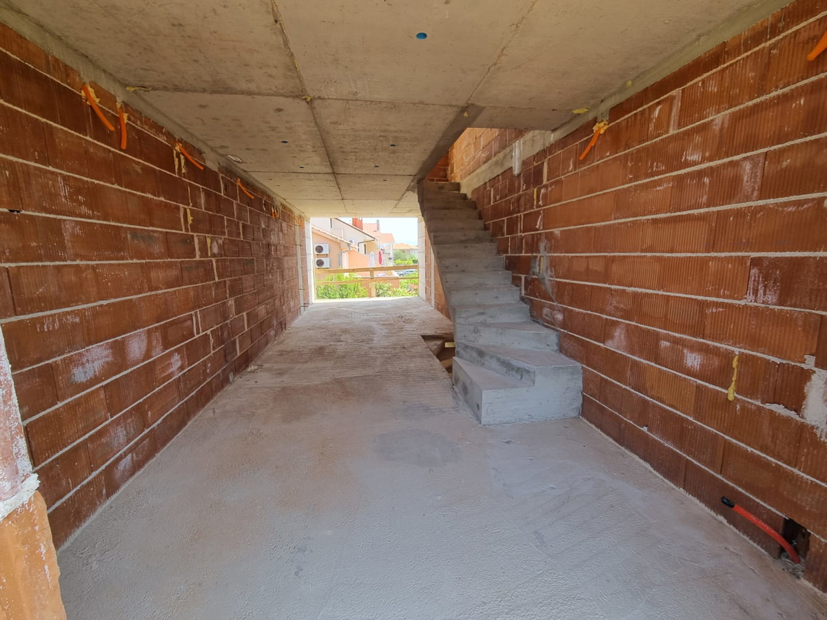 Nuova costruzione moderna su tre livelli al grezzo – centro di Krk, ottima opportunità