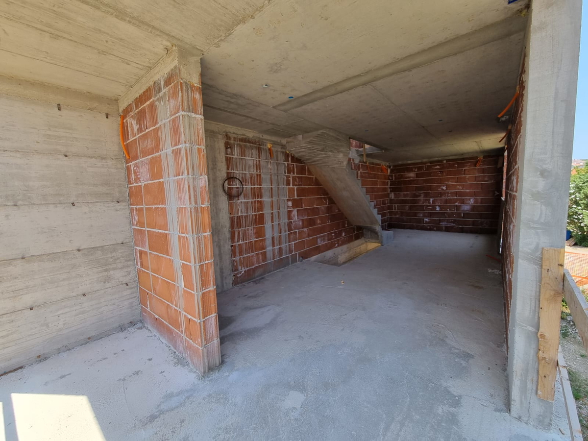 Nuova costruzione moderna su tre livelli al grezzo – centro di Krk, ottima opportunità