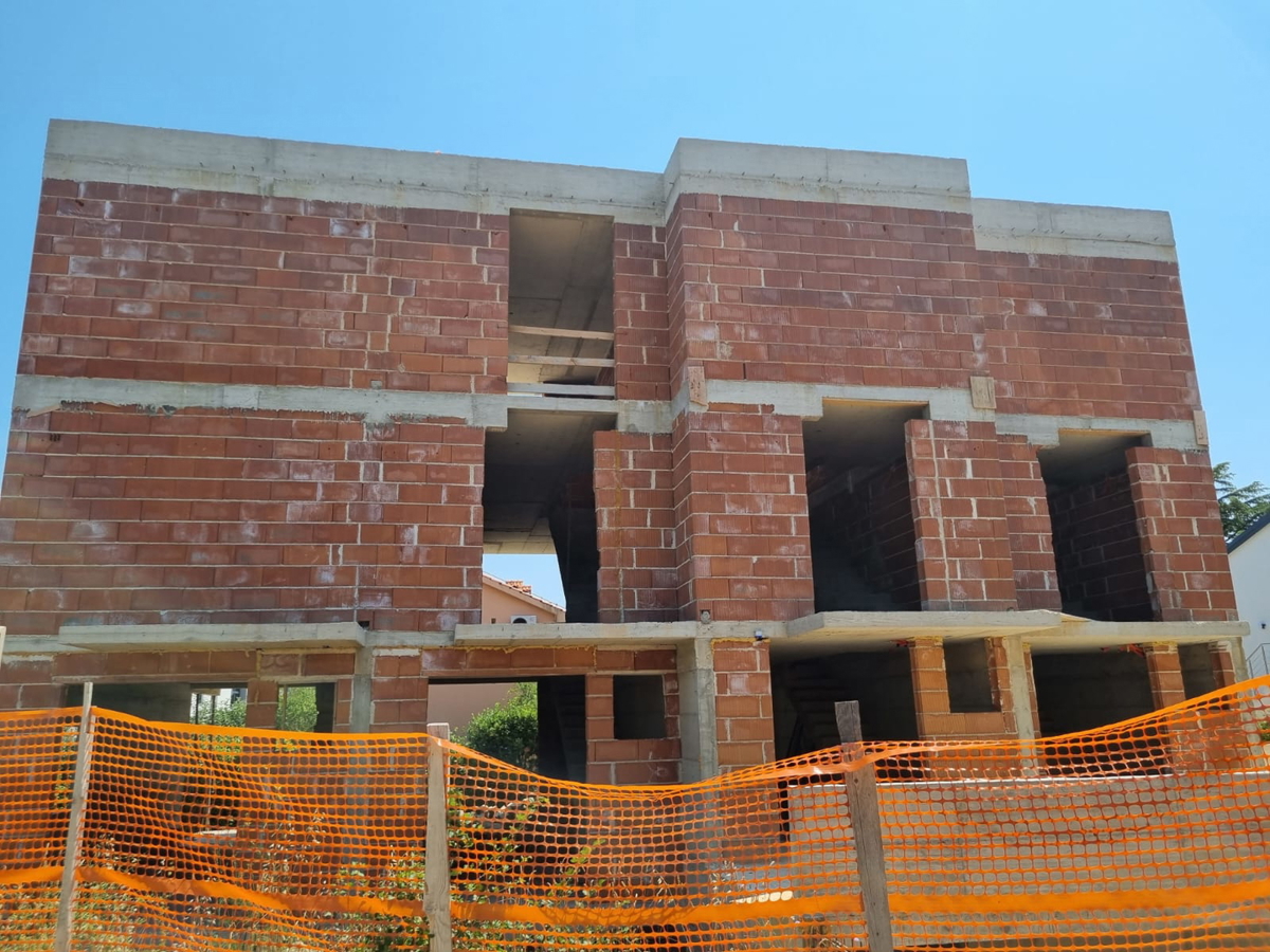 Appartamenti di lusso su tre livelli al grezzo – centro di Krk, giardino e garage