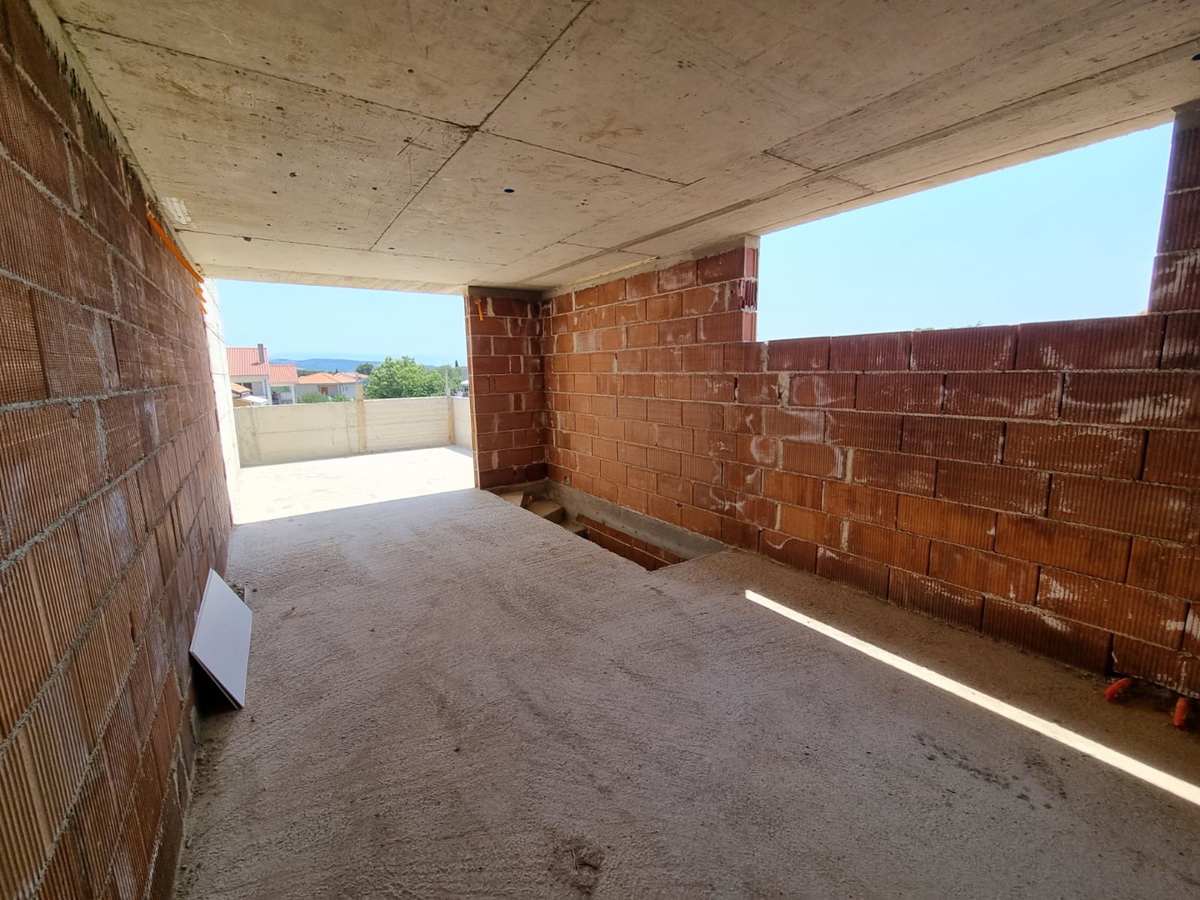 Appartamenti di lusso su tre livelli al grezzo – centro di Krk, giardino e garage