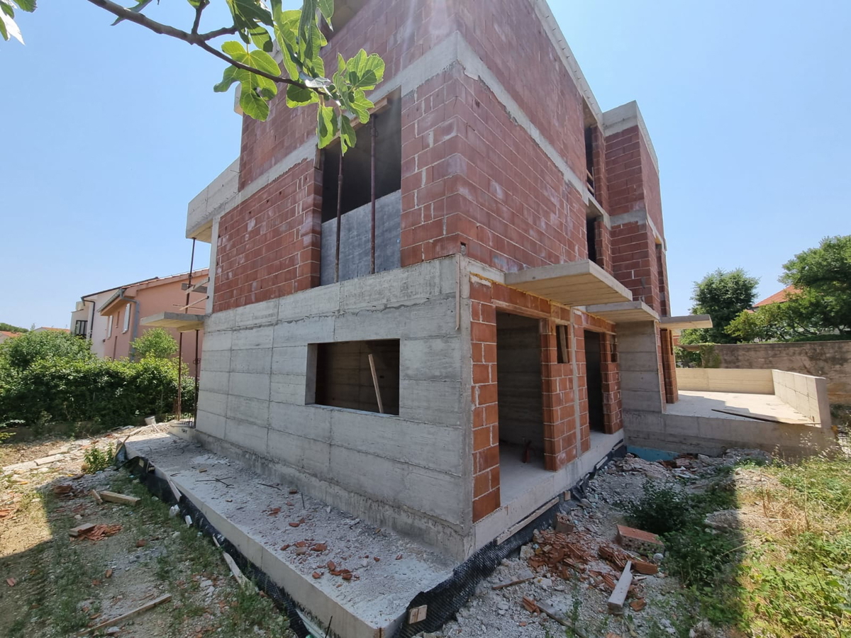 Appartamenti di lusso su tre livelli al grezzo – centro di Krk, giardino e garage