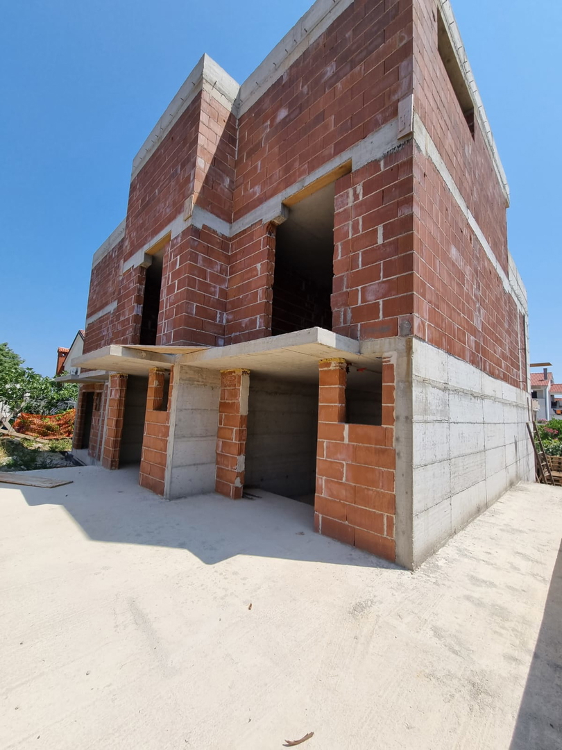 Esclusivi appartamenti su tre livelli al grezzo – posizione centrale a Krk