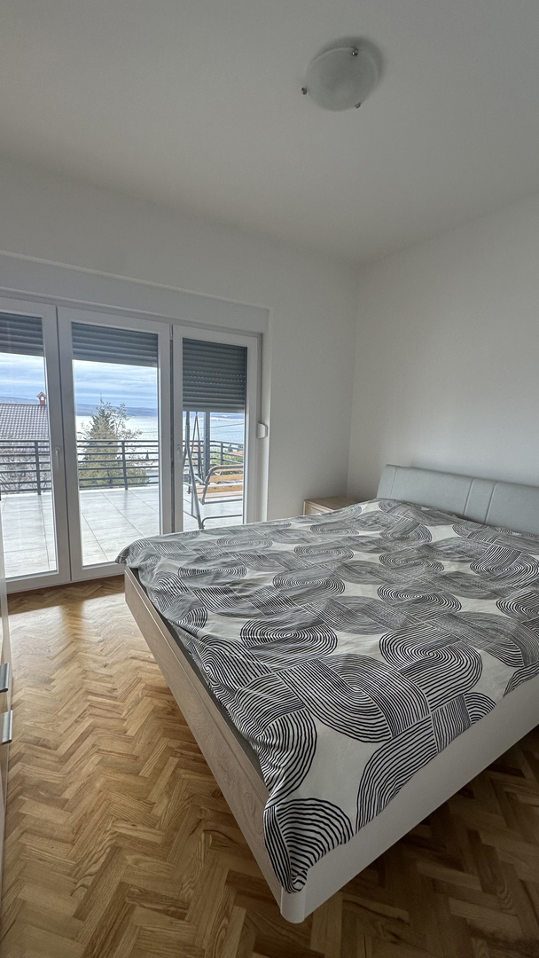 Appartamento luminoso con vista mare e due terrazze – a 250 m dalla spiaggia, Dramalj