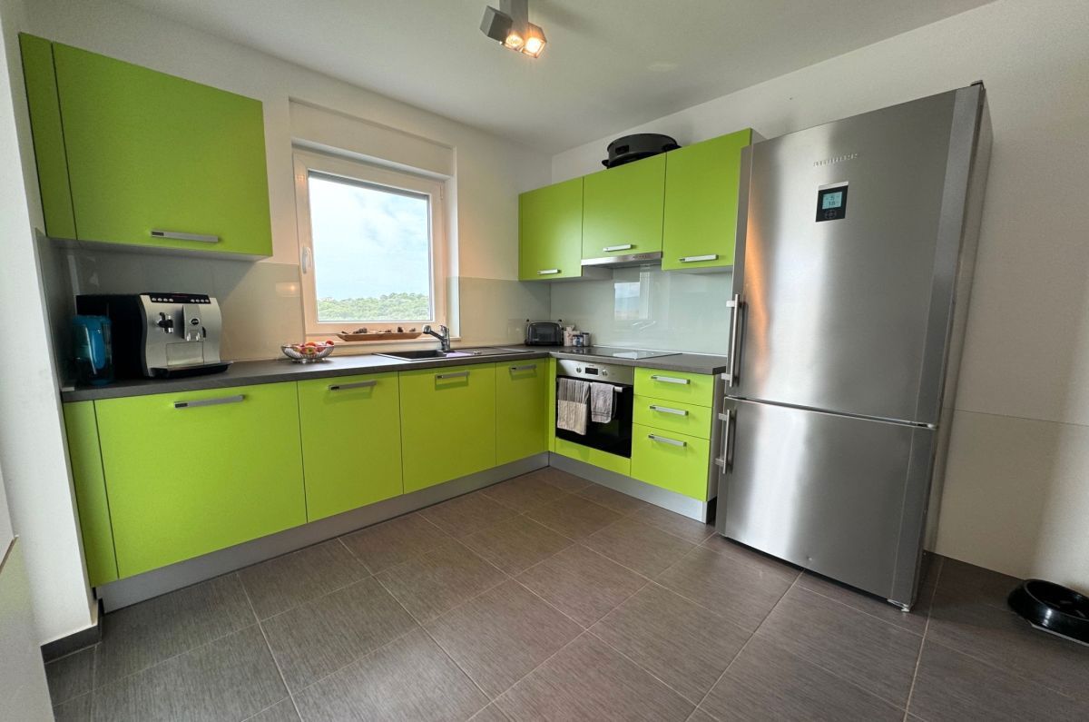 Appartamento arredato con piscina e vista mare - città di Krk