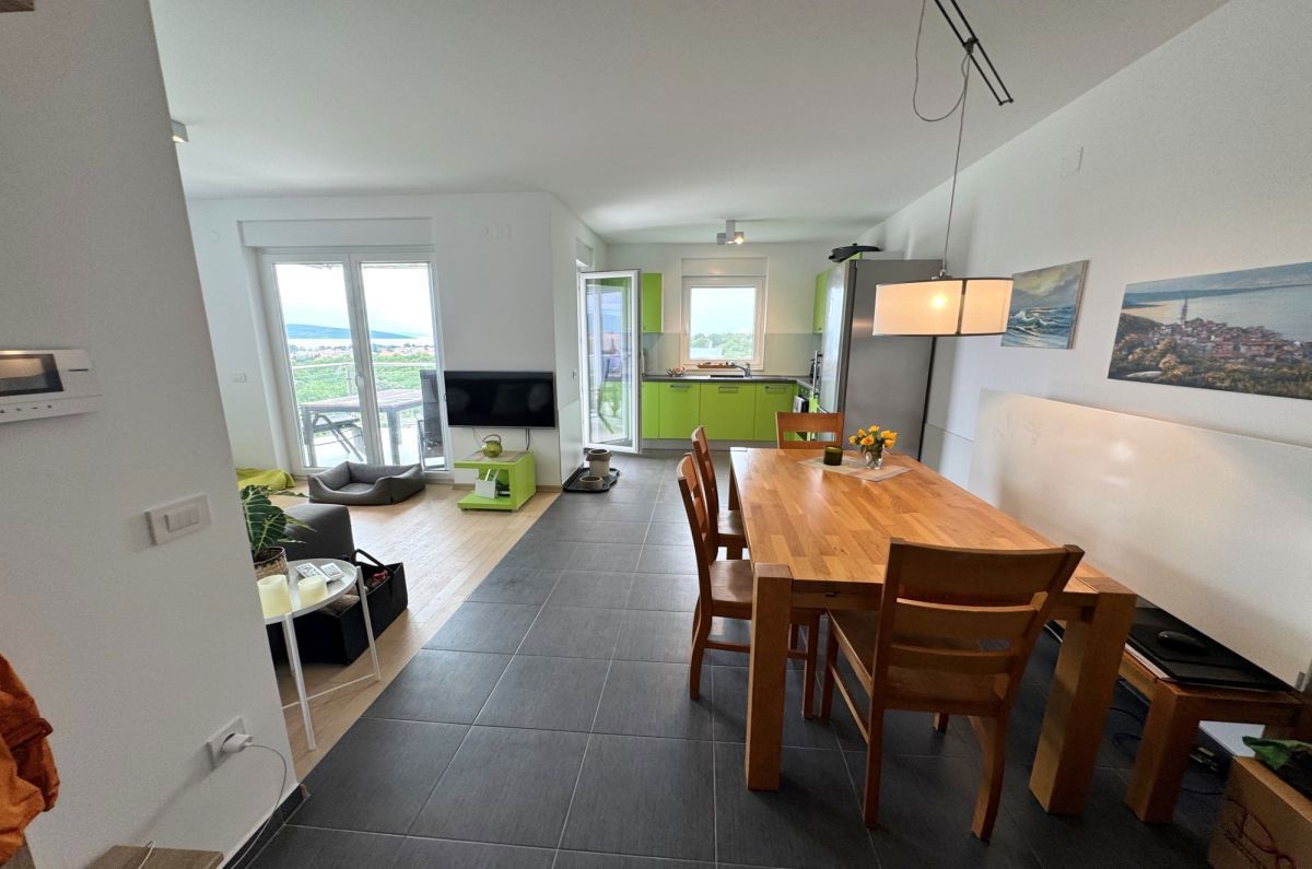 Appartamento arredato con piscina e vista mare - città di Krk