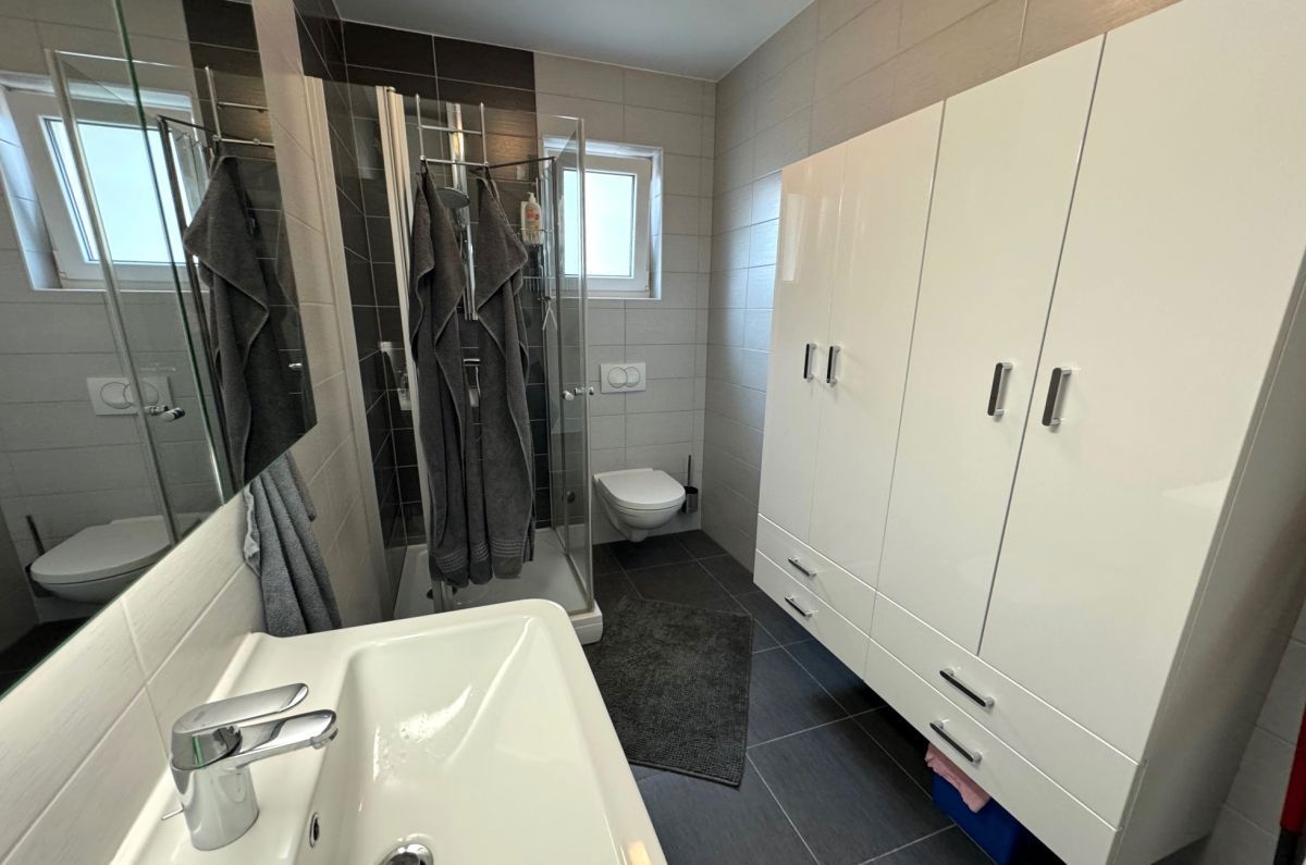 Appartamento arredato con piscina e vista mare - città di Krk