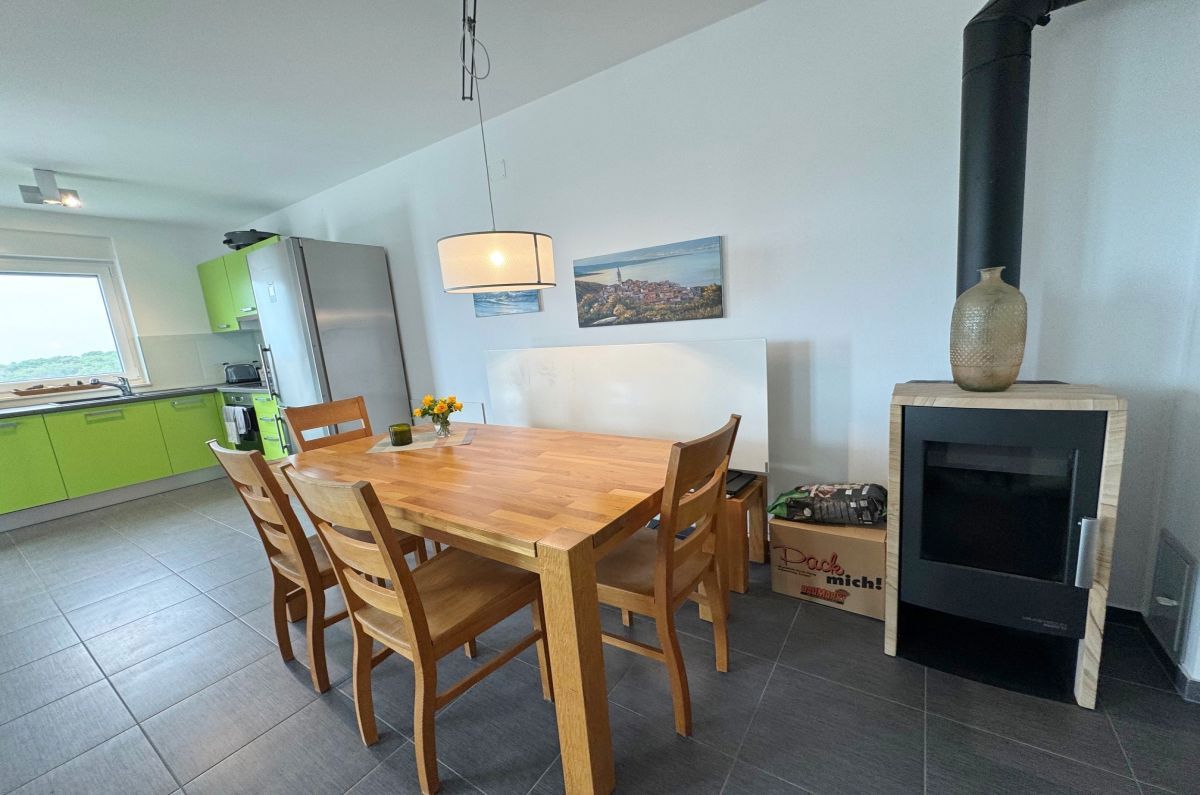 Appartamento arredato con piscina e vista mare - città di Krk