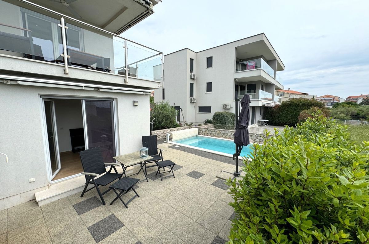 Appartamento arredato con piscina e vista mare - città di Krk