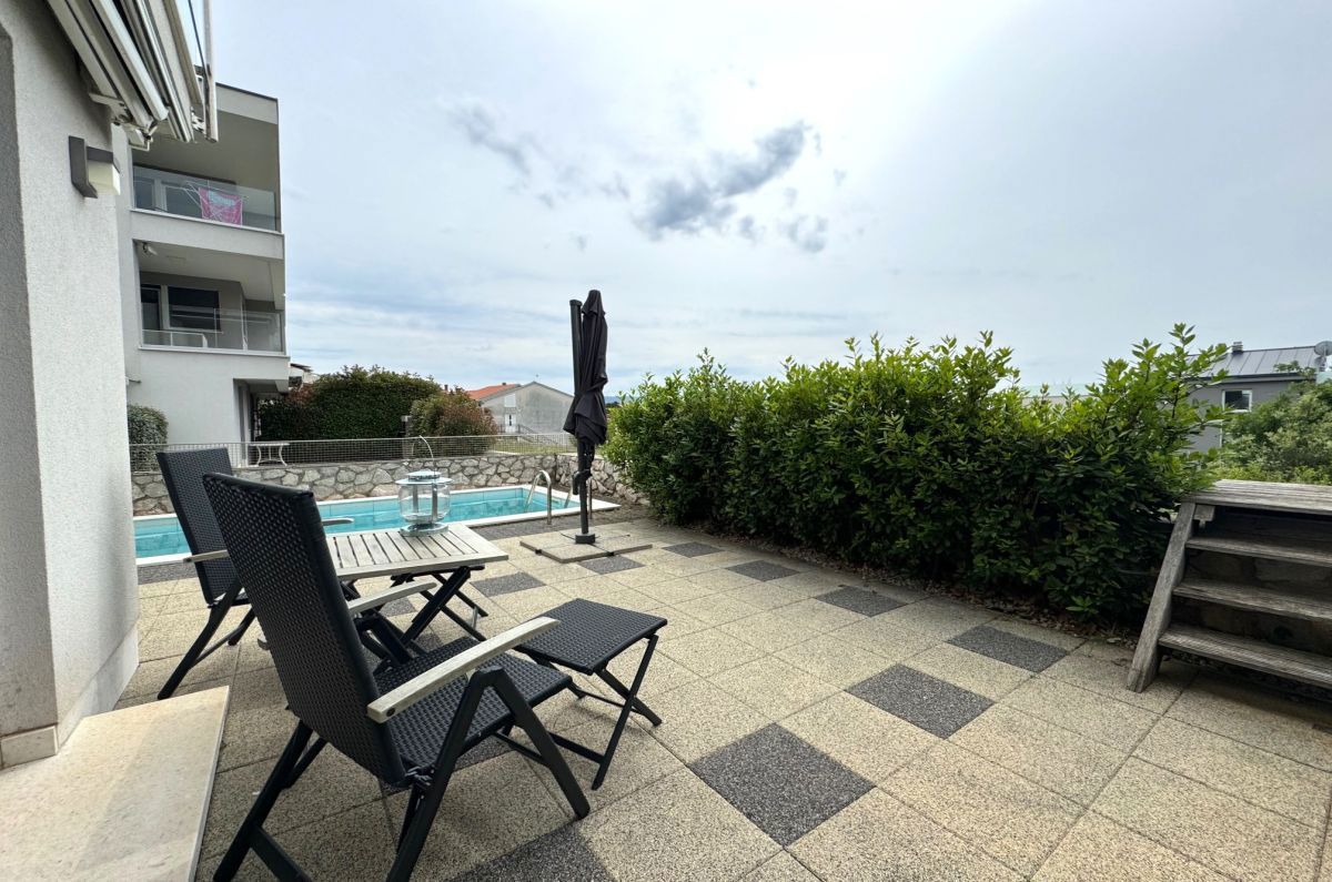 Appartamento arredato con piscina e vista mare - città di Krk