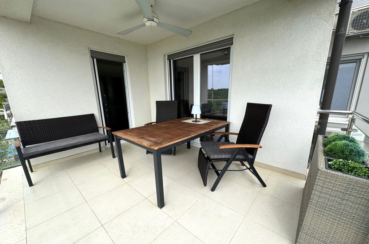 Appartamento arredato con piscina e vista mare - città di Krk