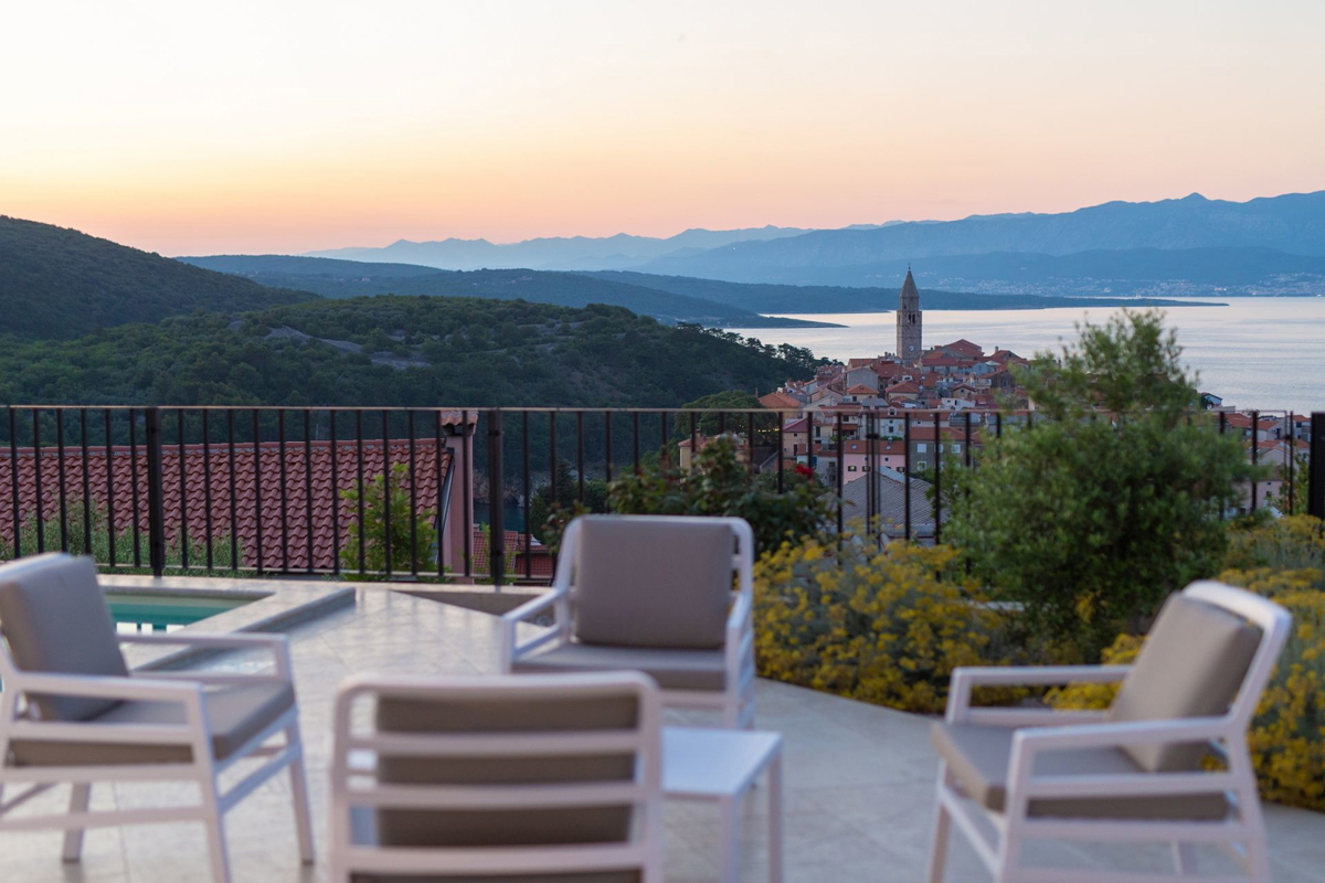 <Vila sa panoramskim pogledom na more - Vrbnik>  <Vila con vista panoramica sul mare - Vrbnik>