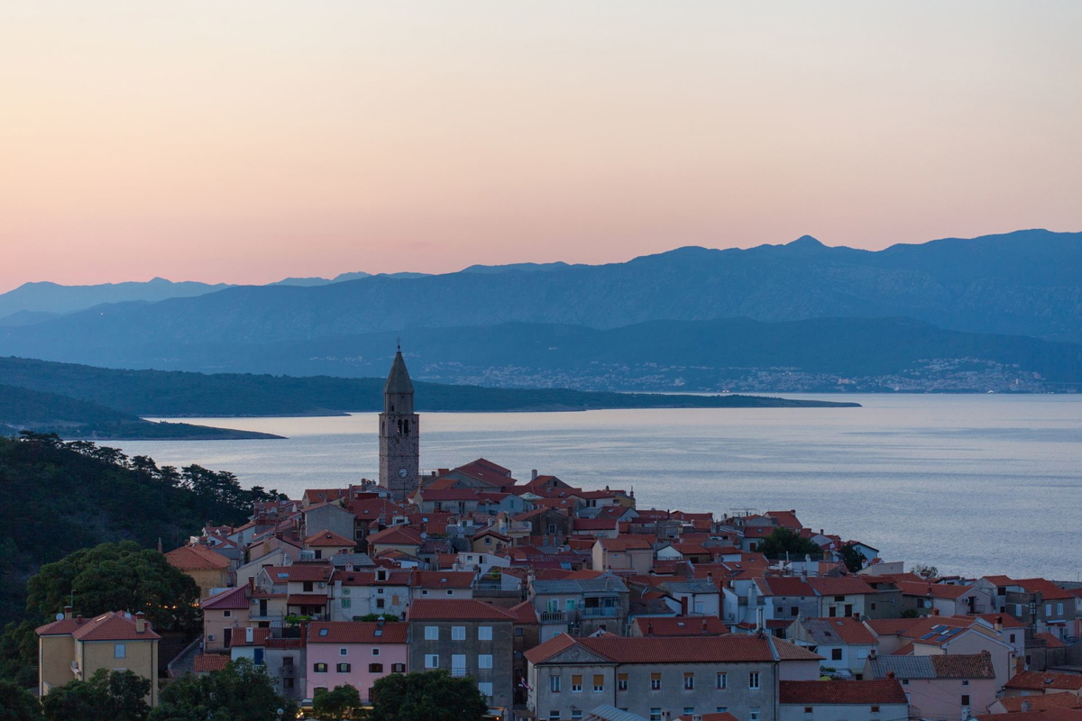 <Vila sa panoramskim pogledom na more - Vrbnik>  <Vila con vista panoramica sul mare - Vrbnik>