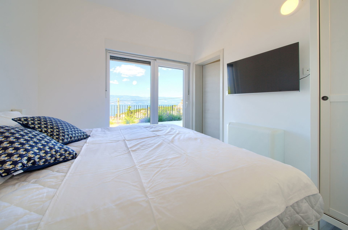 <Vila sa panoramskim pogledom na more - Vrbnik>  <Vila con vista panoramica sul mare - Vrbnik>