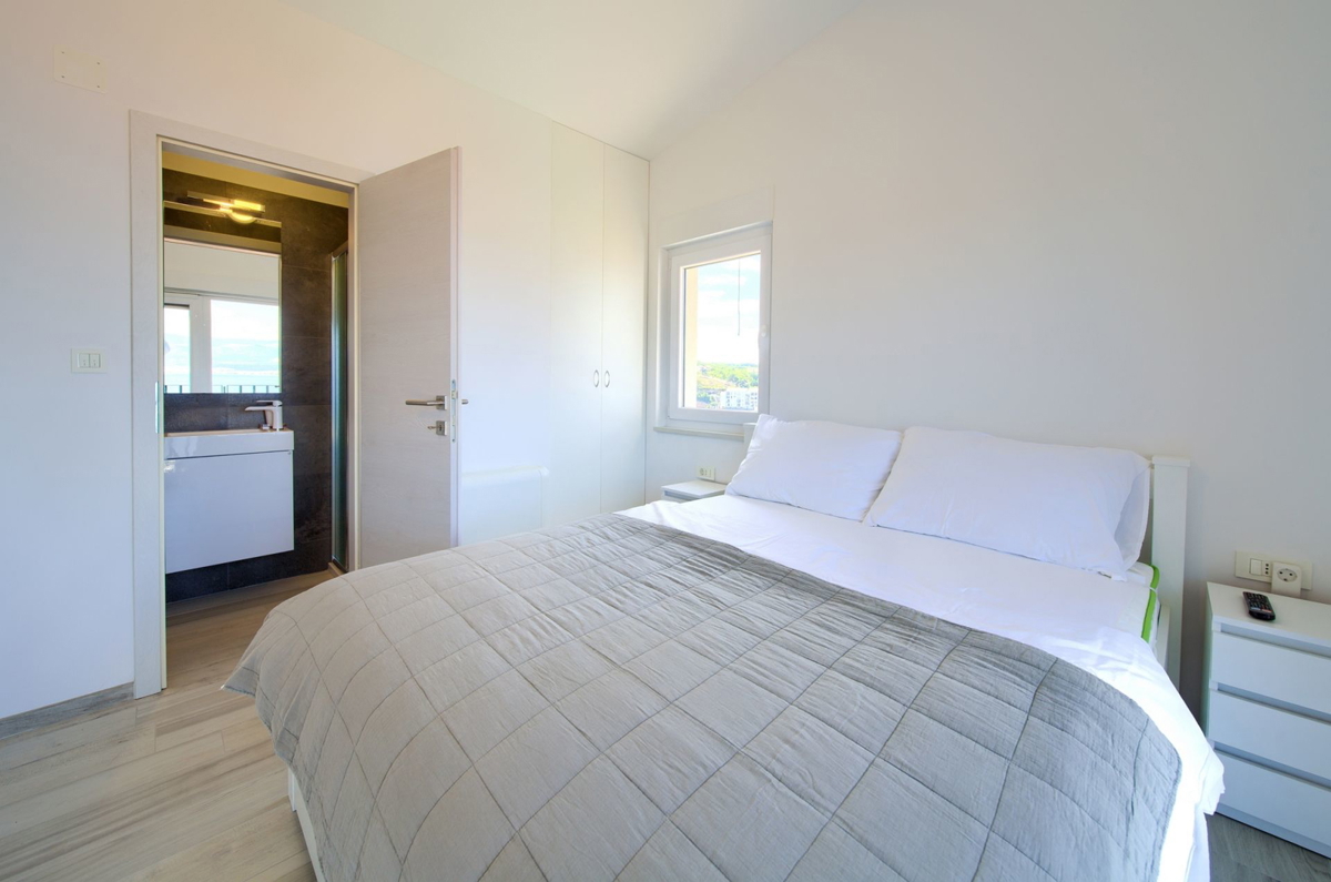 <Vila sa panoramskim pogledom na more - Vrbnik>  <Vila con vista panoramica sul mare - Vrbnik>