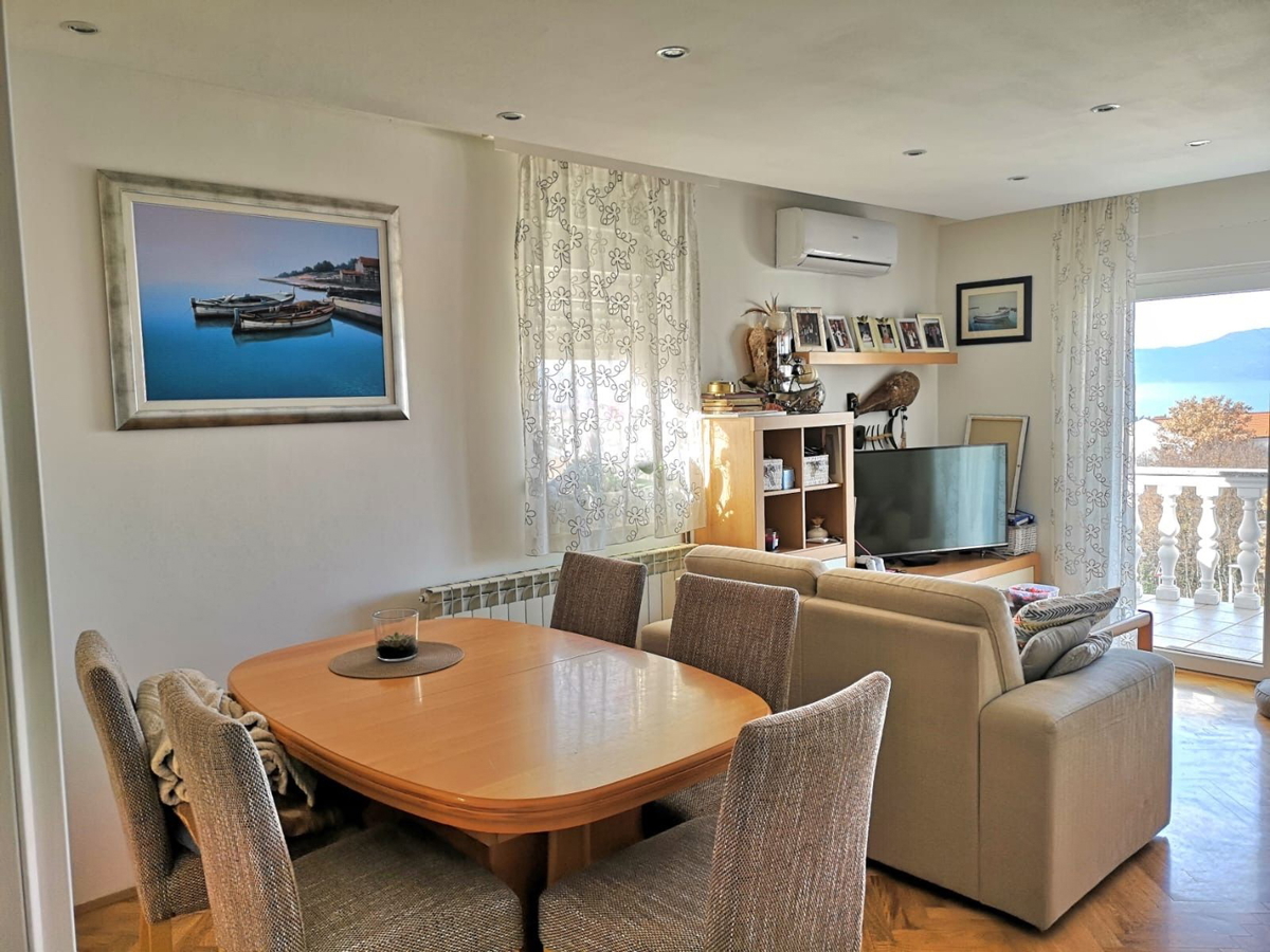 Malinska - opportunità, appartamento su due piani con vista mare