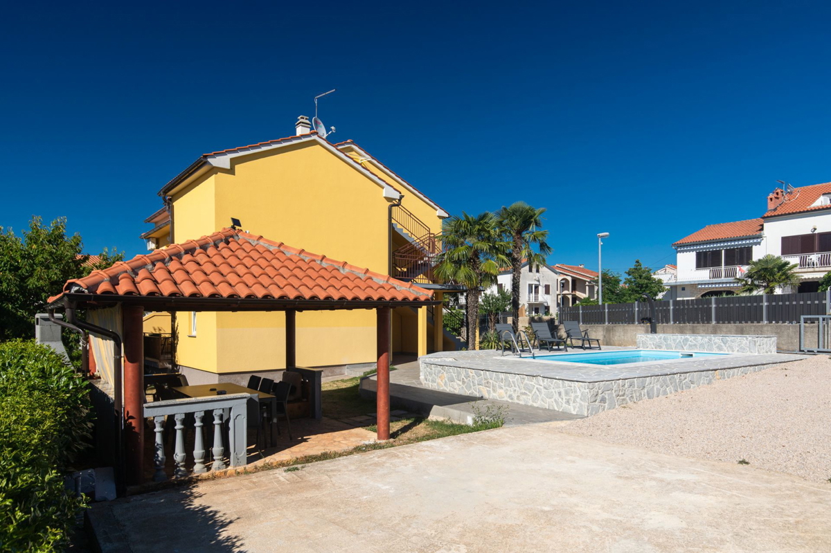 Njivice - ottimo appartamento con piscina e giardino in uso