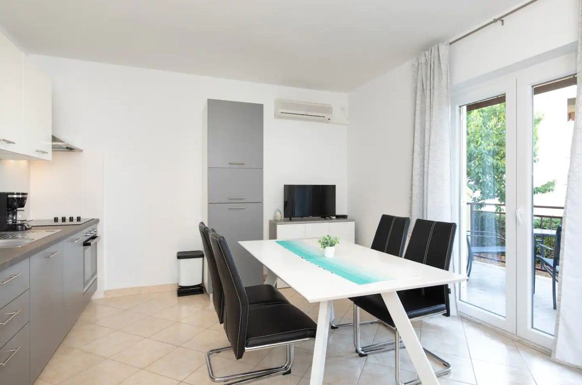 Njivice - ottimo appartamento con piscina e giardino in uso