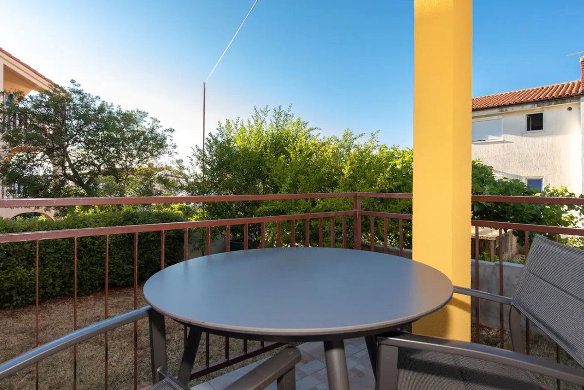 Njivice - ottimo appartamento con piscina e giardino in uso