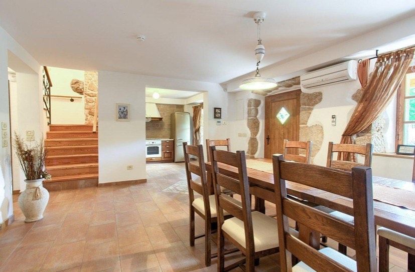 Lussuosa villa in pietra con piscina e ampio giardino