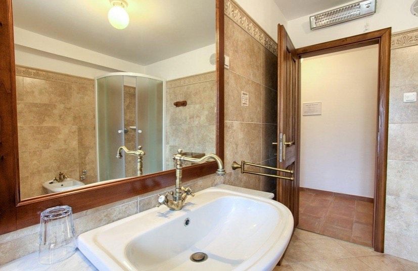 Lussuosa villa in pietra con piscina e ampio giardino