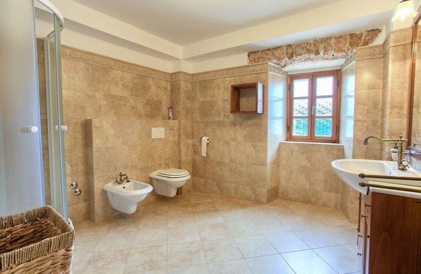 Lussuosa villa in pietra con piscina e ampio giardino