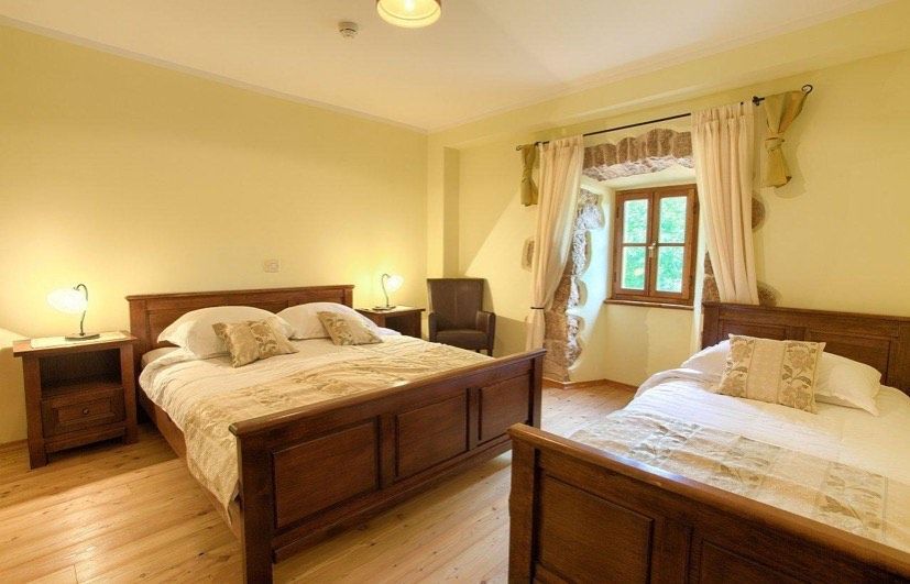 Lussuosa villa in pietra con piscina e ampio giardino