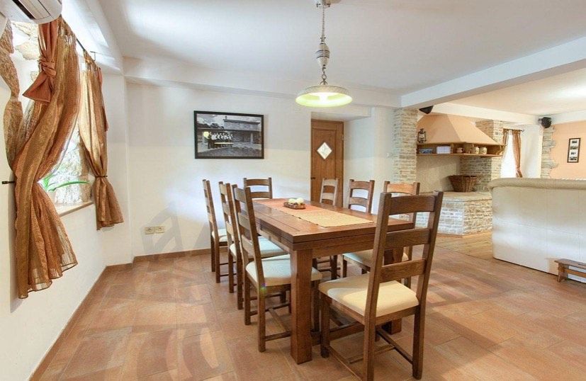 Lussuosa villa in pietra con piscina e ampio giardino