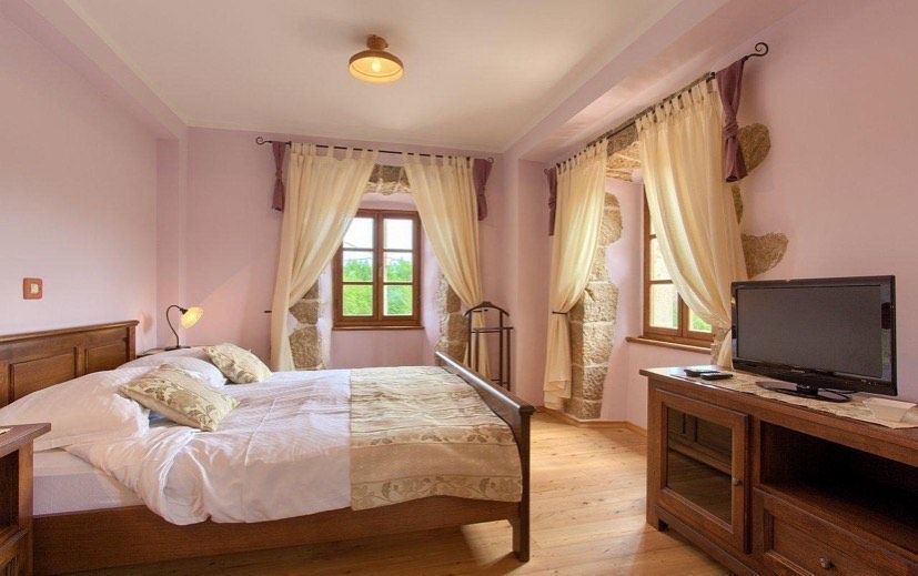 Lussuosa villa in pietra con piscina e ampio giardino