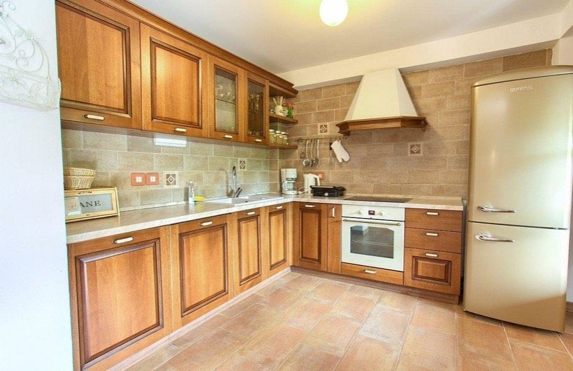 Lussuosa villa in pietra con piscina e ampio giardino