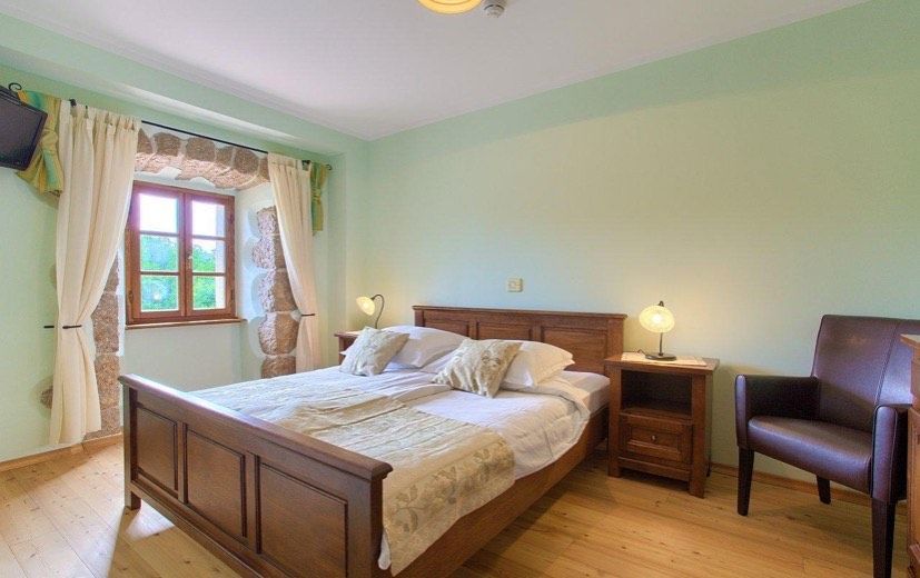 Lussuosa villa in pietra con piscina e ampio giardino