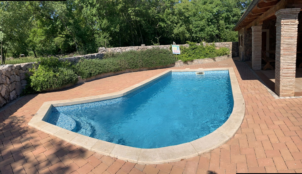 Lussuosa villa in pietra con piscina e ampio giardino