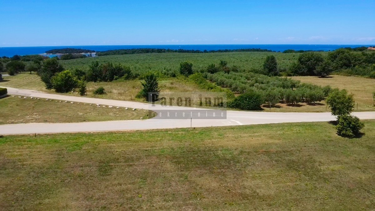 Parenzo, dintorni, terreno TOP a 400m dal mare!