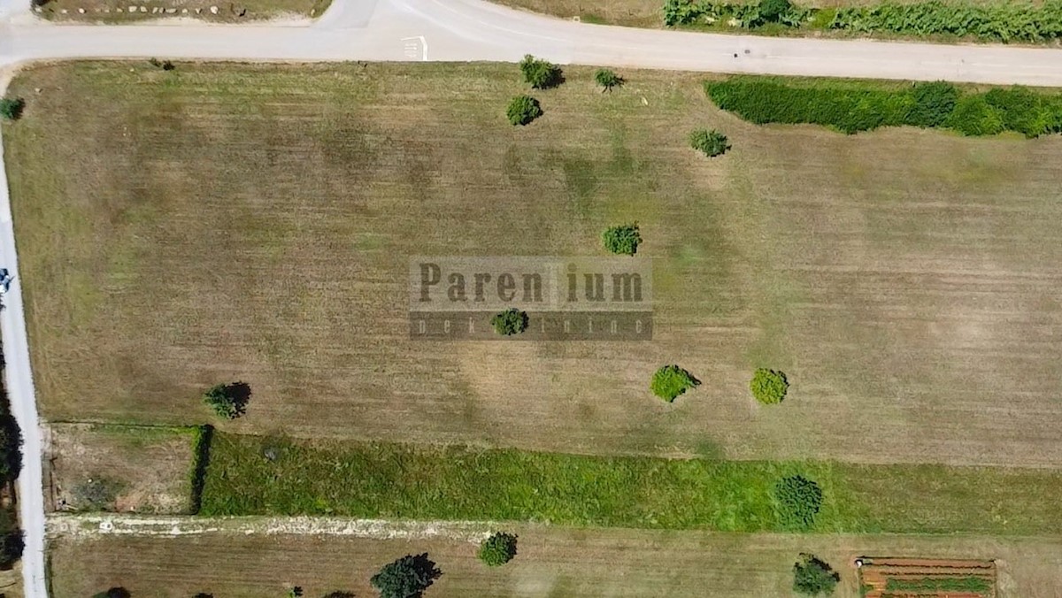 Parenzo, dintorni, terreno TOP a 400m dal mare!