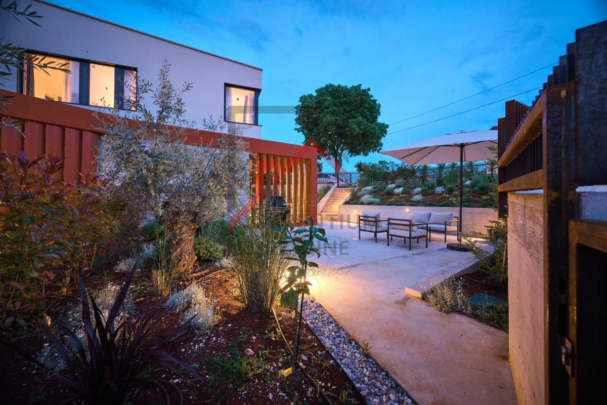 Poreč, dintorni, bellissima villa moderna con piscina coperta!