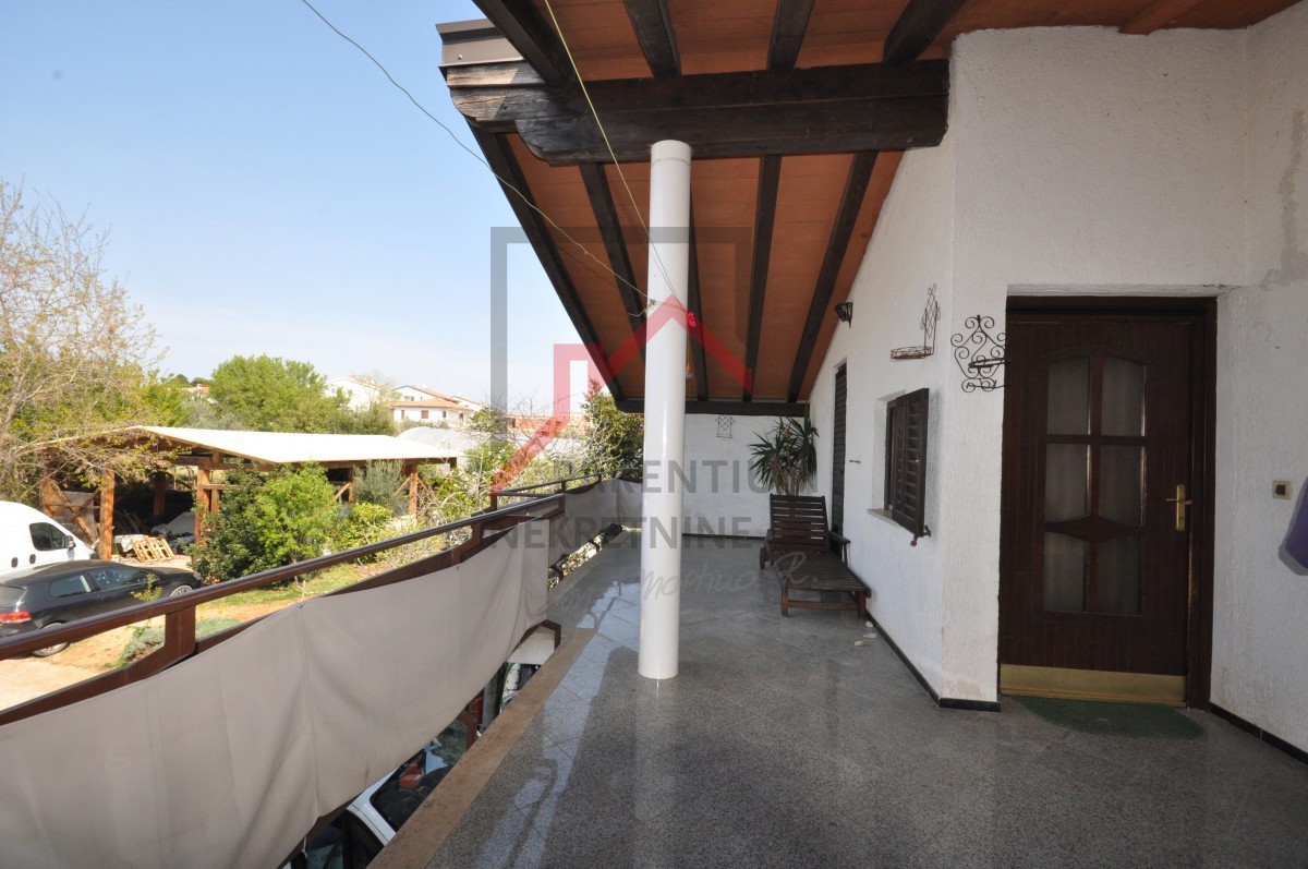 Due case su un terreno di 2000 m2, a 300 m dal mare
