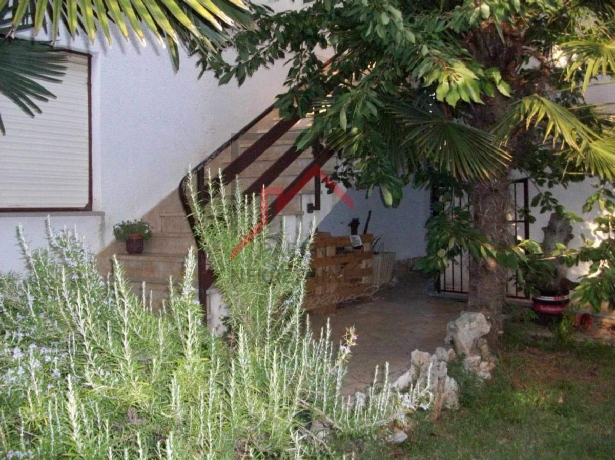 Due case su un terreno di 2000 m2, a 300 m dal mare