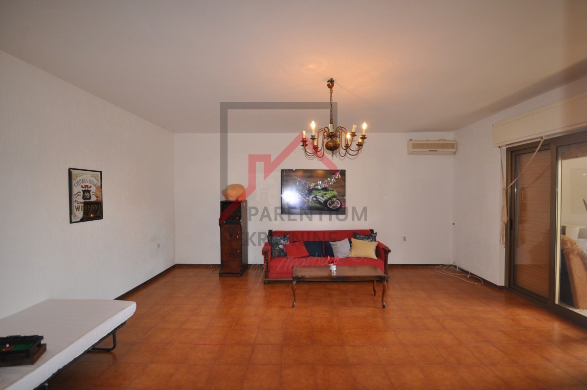 Due case su un terreno di 2000 m2, a 300 m dal mare