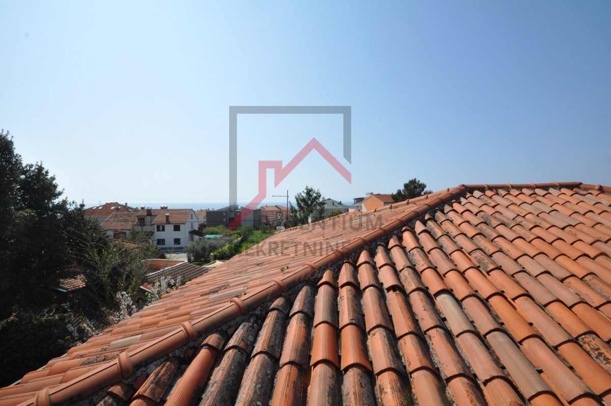 Due case su un terreno di 2000 m2, a 300 m dal mare
