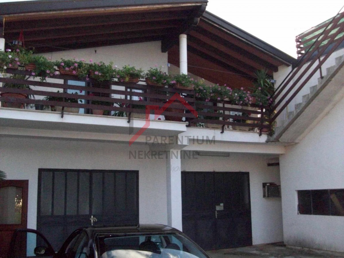 Due case su un terreno di 2000 m2, a 300 m dal mare