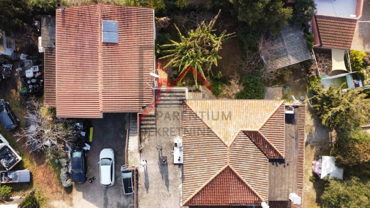 Due case su un terreno di 2000 m2, a 300 m dal mare