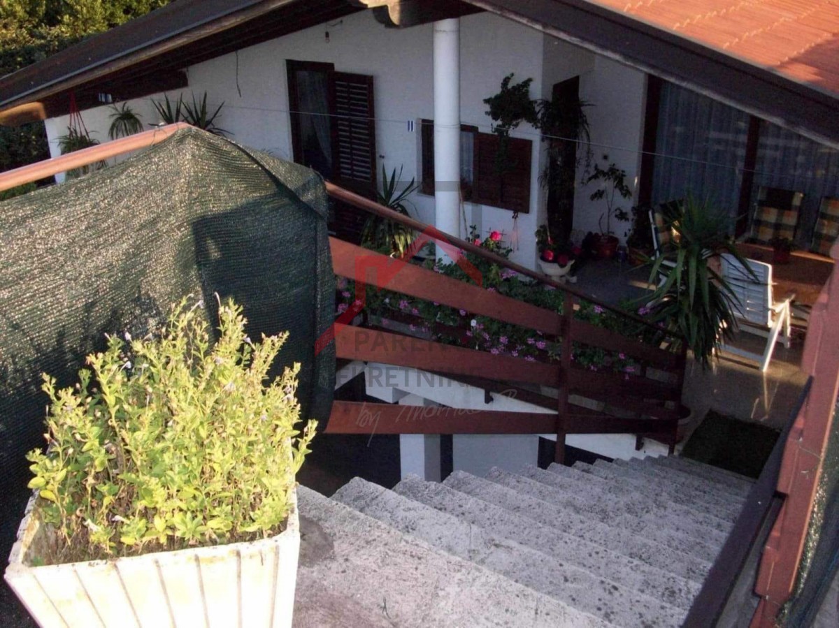 Due case su un terreno di 2000 m2, a 300 m dal mare