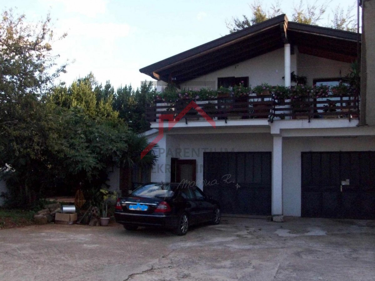 Due case su un terreno di 2000 m2, a 300 m dal mare