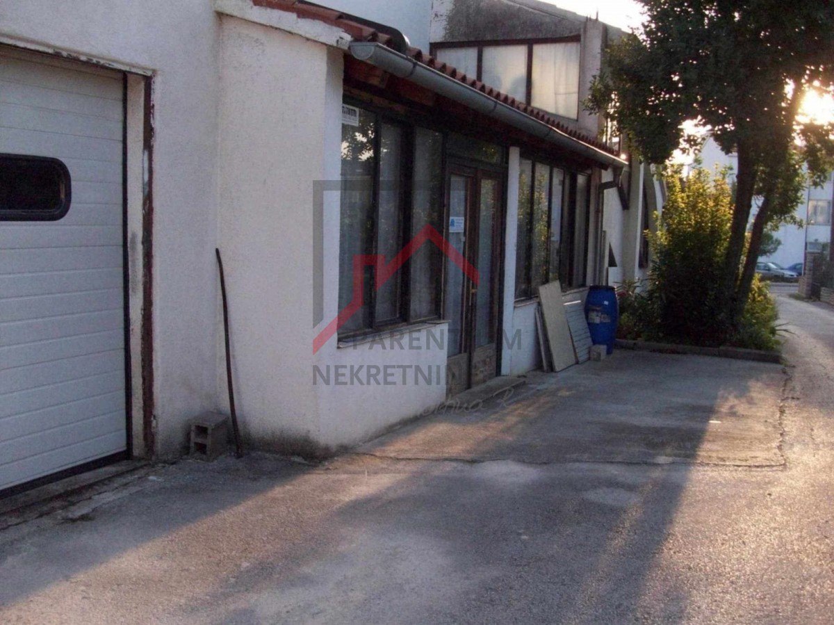 Due case su un terreno di 2000 m2, a 300 m dal mare