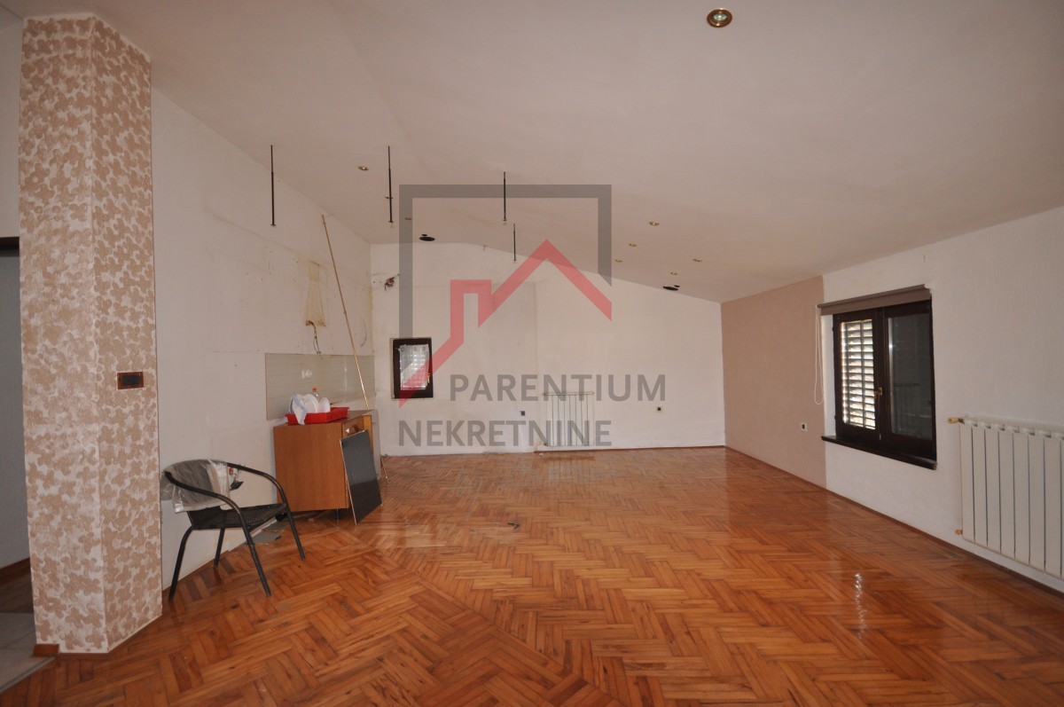 Due case su un terreno di 2000 m2, a 300 m dal mare