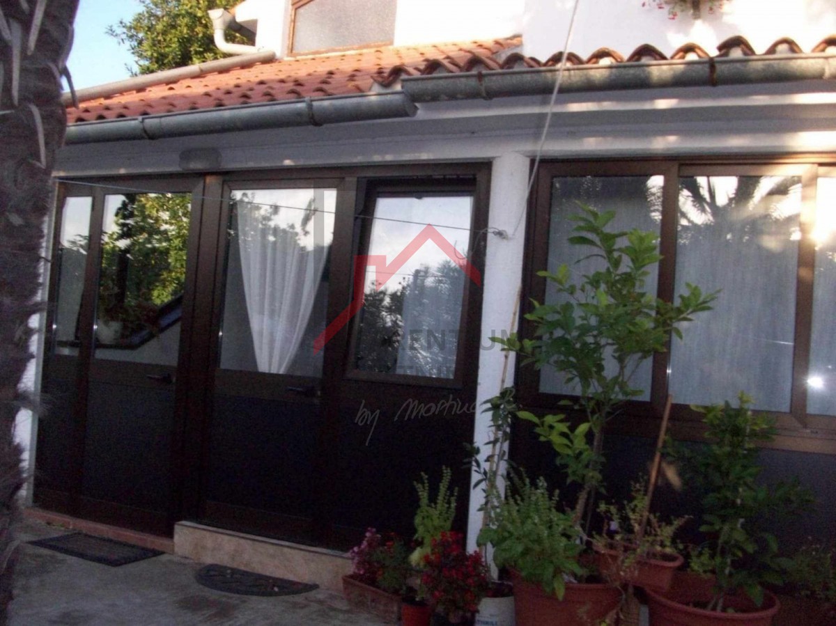Due case su un terreno di 2000 m2, a 300 m dal mare