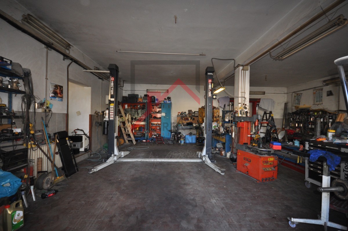 Due case su un terreno di 2000 m2, a 300 m dal mare